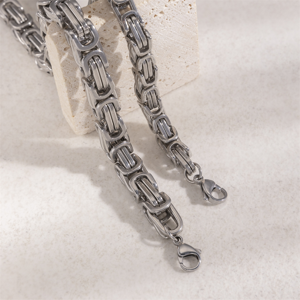 Tena pulsera de acero inoxidable de estilo europeo y americano, lujo ligero, sensación de alta calidad, acero de titanio de todo fósforo, cadena cubana, estilo explosivo transfronterizo, joyería a mano para mujer