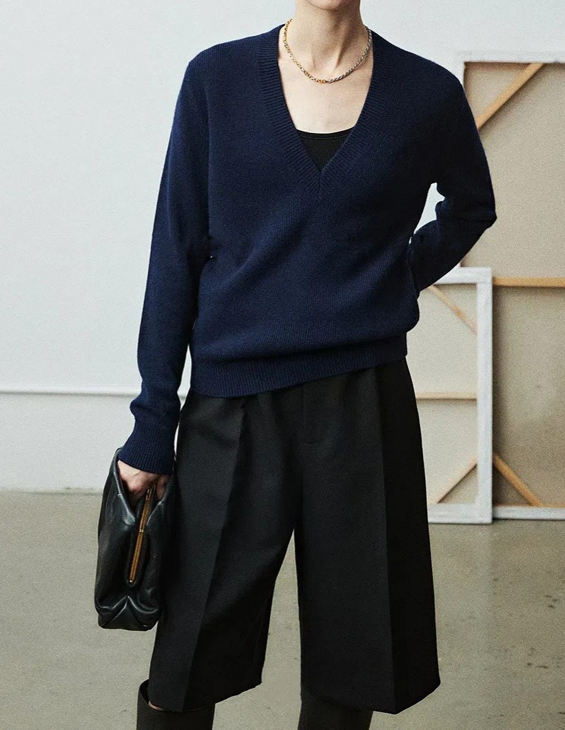 Title 5, Zakrzywiony sweter z głębokim dekoltem w kształ...