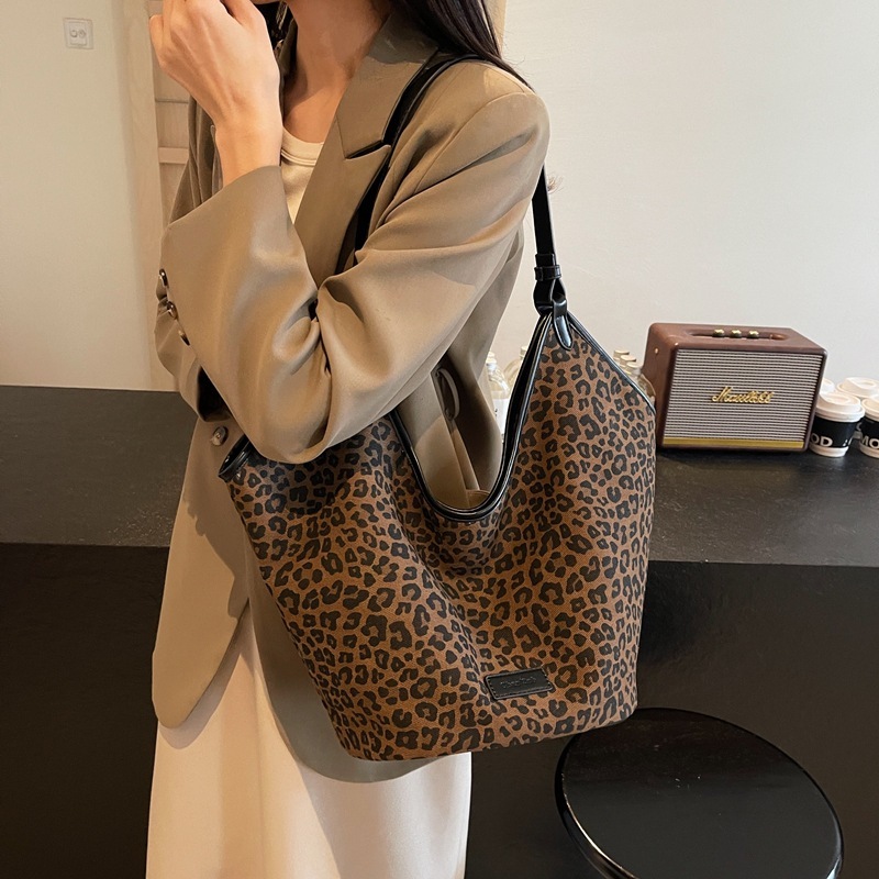 今年流行豹纹大容量包包女2025新款秋季百搭斜挎包通勤单肩 水桶|undefined
