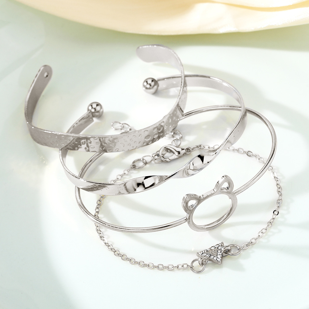 Minimalistisk armbåndssæt til kvinder med kat og diamantdetaljer_voghion.com