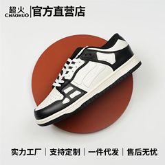 Amiri骨靴は流行の低い黒と白の男性の板の靴を配合します。