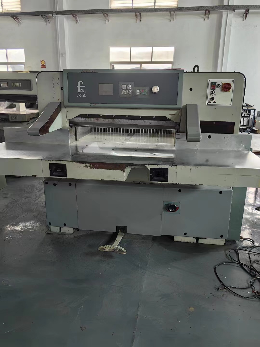 920申威达切纸机-高速切纸机-电脑程控切纸机-上海申威达切纸机