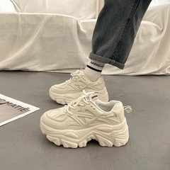 爆金は足の小さい厚い底のお父さんの靴の女性の春秋が高くなって街の2025の新型を揚げます。