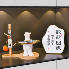 家に帰ってください。ホッキョクグマの玄関の下駄箱に鍵を置いて、現代のリビングのテレビ棚の装飾品を収納します。