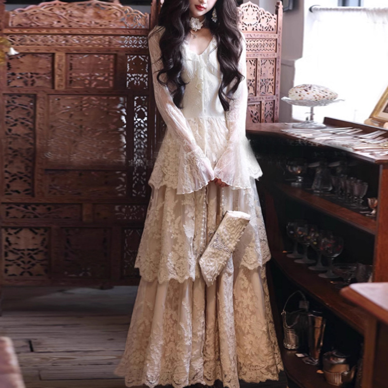 French-Style Vintage Light Wedding Dress with Three-Tiered Lace Cake Skirt, Heavily Embellished Ruffled V-Neck Long Dress with a Large Skirt, New Model French-Style Vintage Light Wedding Dress with Three-Tiered Lace Cake Skirt, Heavily Embellished Ruffled V-Neck Long Dress with a Large Skirt, New Model