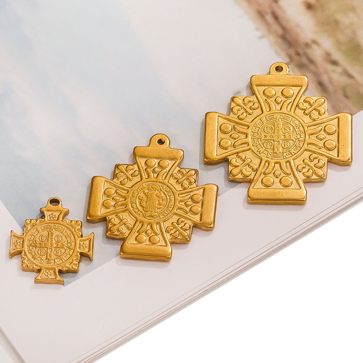 Acero inoxidable transfronterizo diseño de personalidad cruz reina colgante francesa llavero de acero de aluminio productos al por mayor inventario