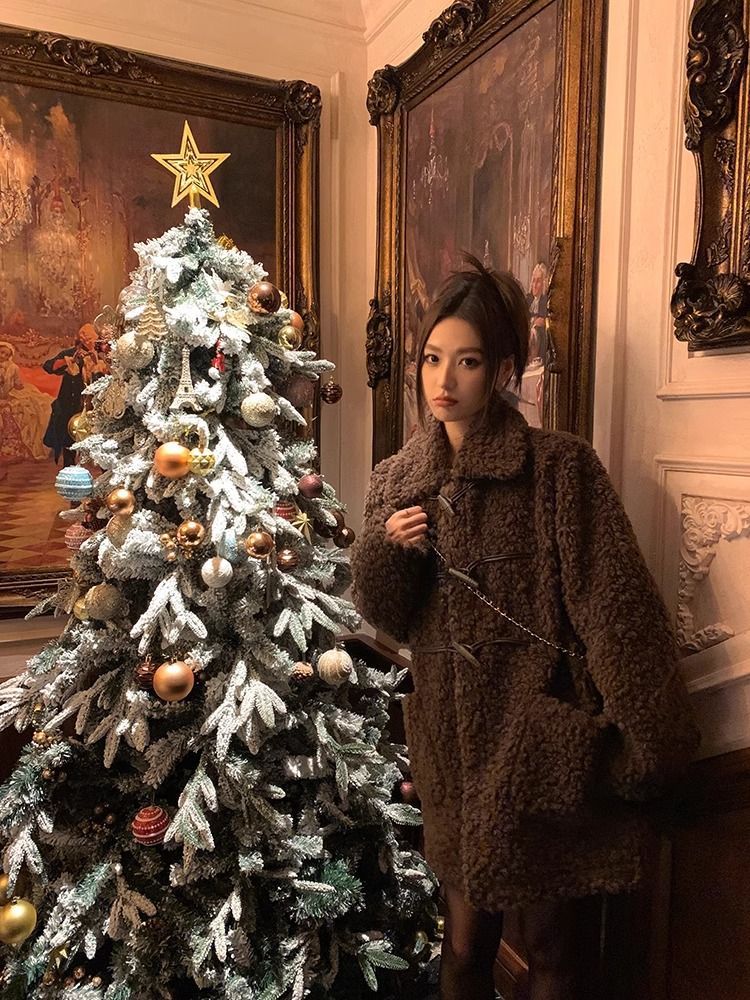 양모 코트 여성의 2024 년 새로운 가을과 겨울 여성 의류 뿔 버클 긴 검은 두꺼운 녹색 모피 큰