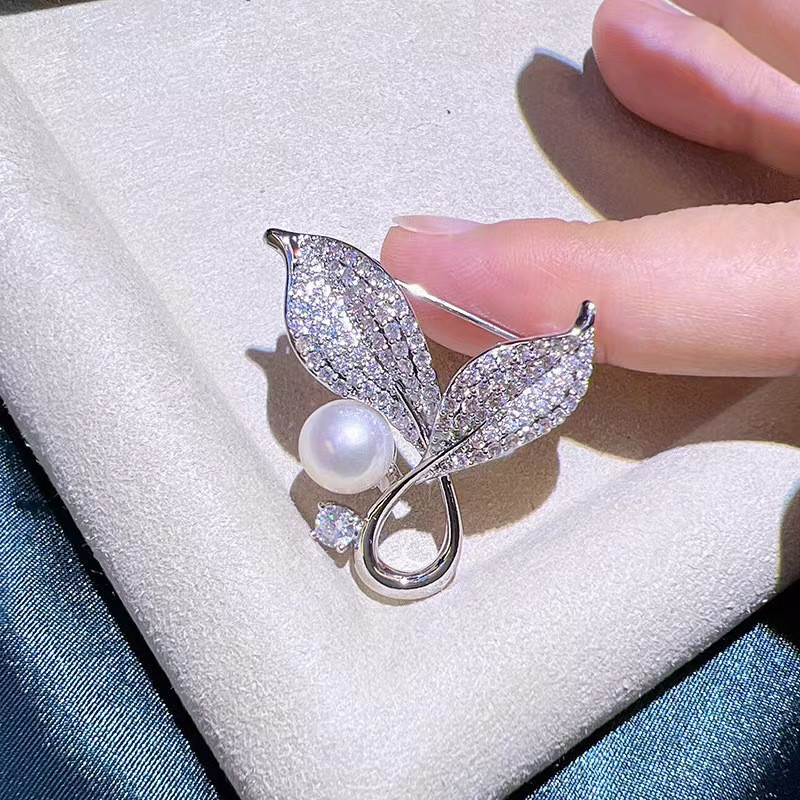 Elegante broche de folha com pérola para mulher estrás ouro_voghion.com