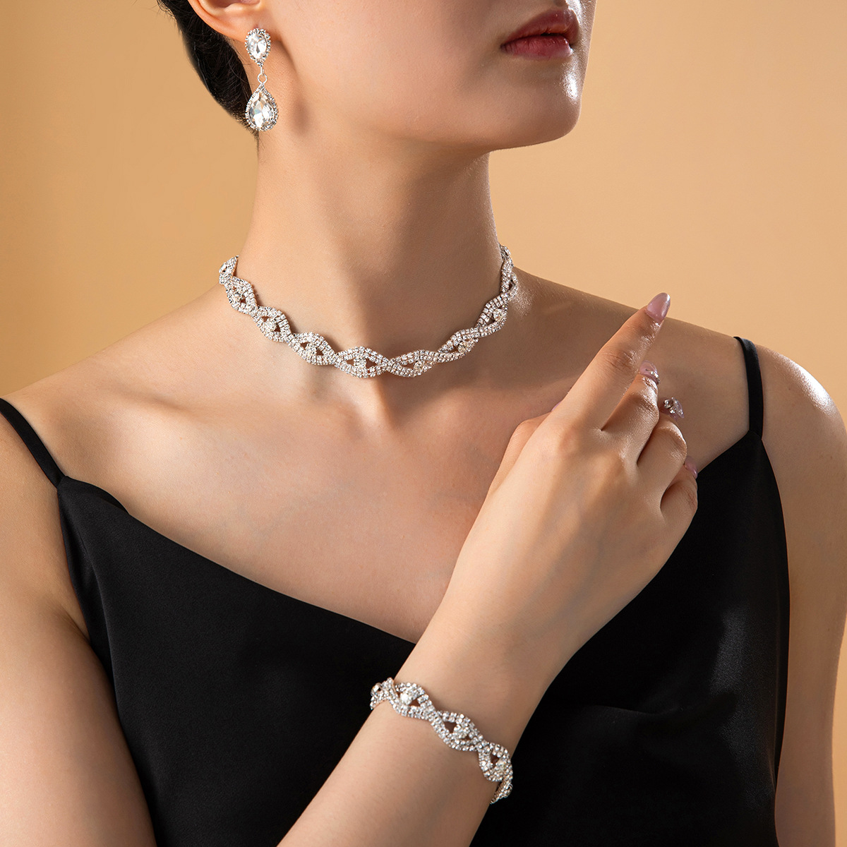 Fashionable woven necklace and bracelet drop-shaped