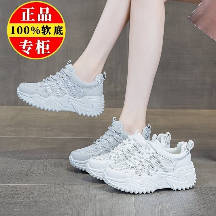 Pequeños zapatos para mujeres verano 2026 nuevos zapatos blancos de malla transpirables zapatos deportivos casuales para mujeres