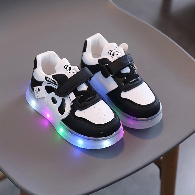 Chaussures de planche antidérapantes en cuir de Panda pour enfants, lumière LED, pour garçons et filles, semelle souple, nouvelle collection printemps 2024_voghion.com