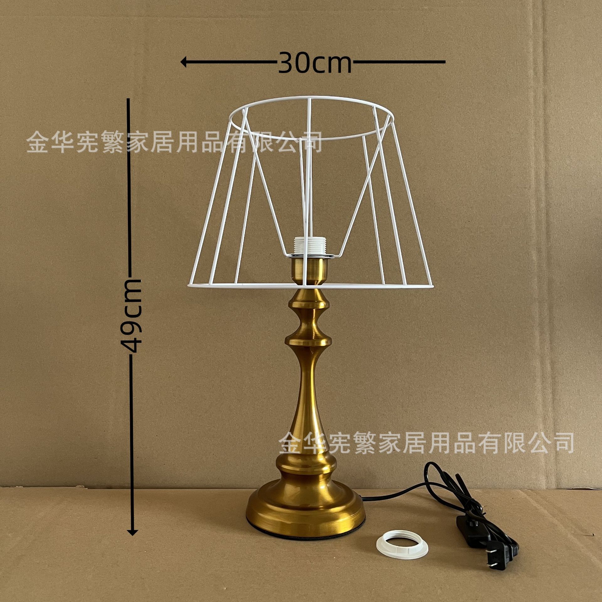 Xiaohongshu recomienda la combinación de marco de hierro con base de metal grande de cobre antiguo dorado E27 con lámpara de mesa retro casera de bricolaje