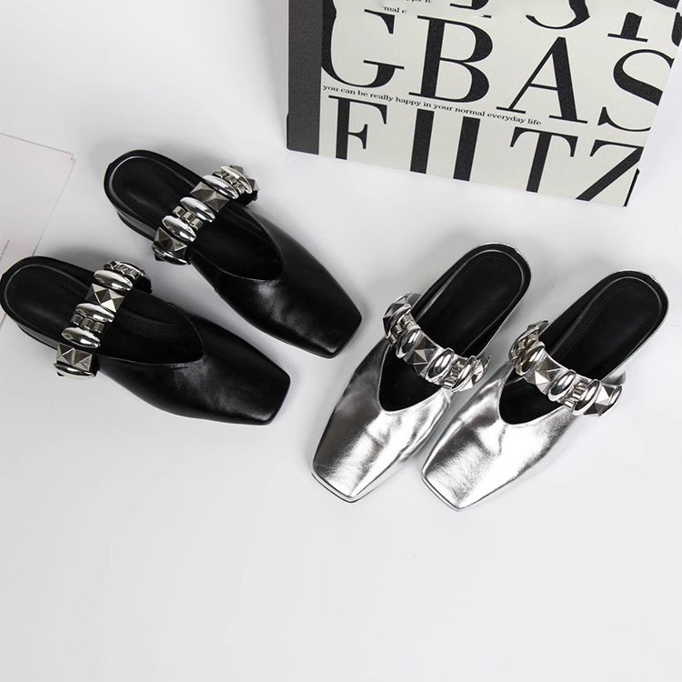 Zapatos de metal de estilo británico dulce y fresco para mujer 2025 en la estación europea