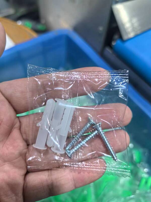 緑色のプラスチック拡張チューブ、ゴム栓、ネジ袋、タッピングネジ、電気製品、浴室家具、壁ネジ、ゴム粒袋|undefined