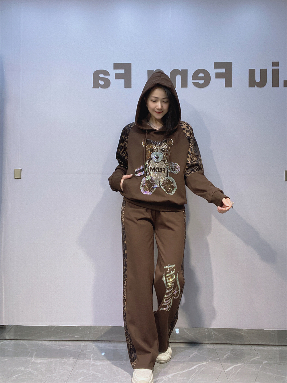 Un conjunto completo de estampado de leopardo con ropa de mujer europea, chaqueta encapuchada de mangas largas + pantalones, nuevo conjunto de primavera y otoño