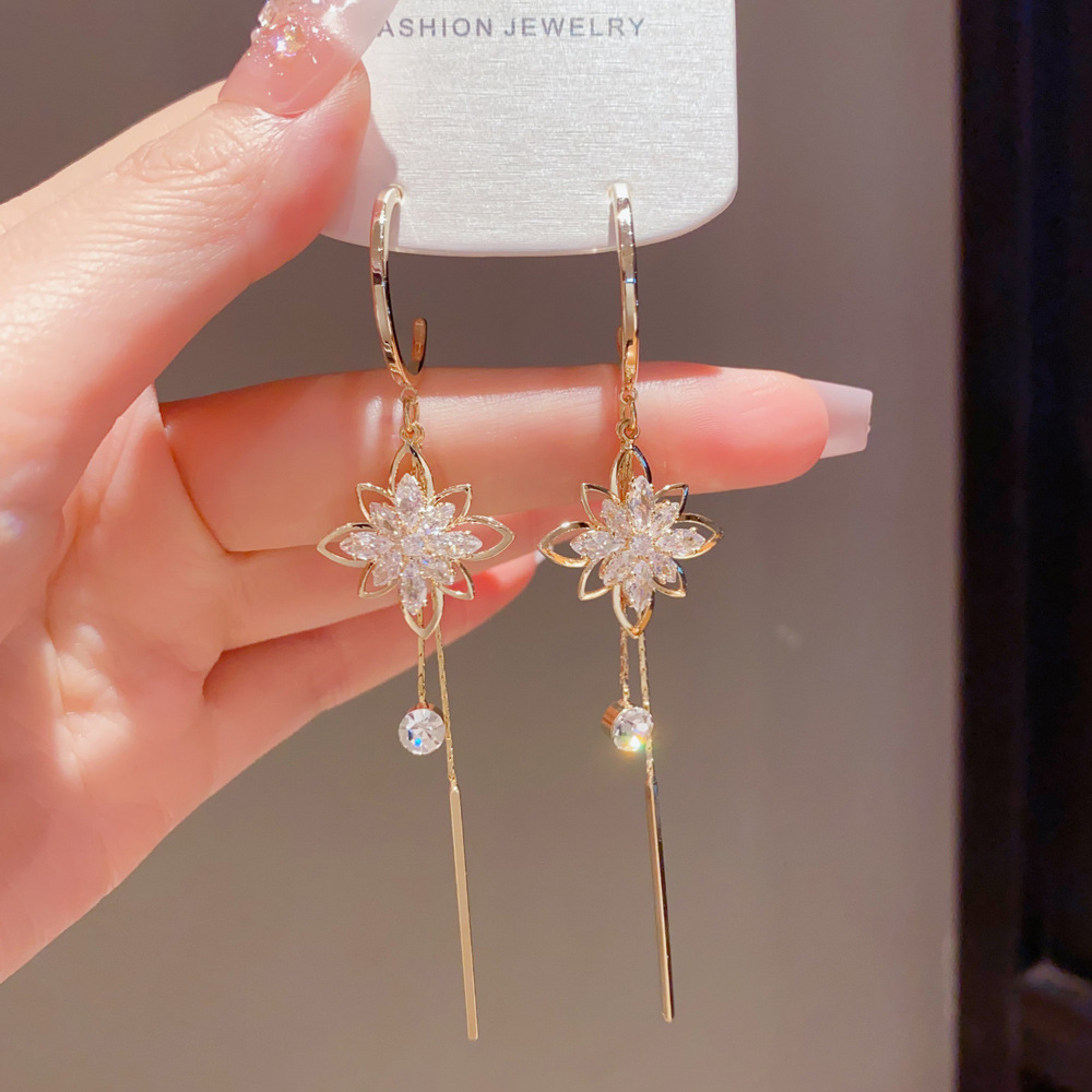 Pendientes largos con borlas y flores de circonita de estilo minimalista coreano y japonés para mujer, pendientes de lujo ligero y versátiles que estilizan el rostro, venta al por mayor.