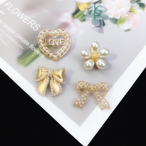 Korean style simple pearl flower women's summer cardigan buckle luxury anti-exposure brooch clothing fixed collar pin brooch