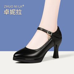 本革のチャイナドレスはハイヒールの女性の太さと厚い底で浅口の靴を演出します。