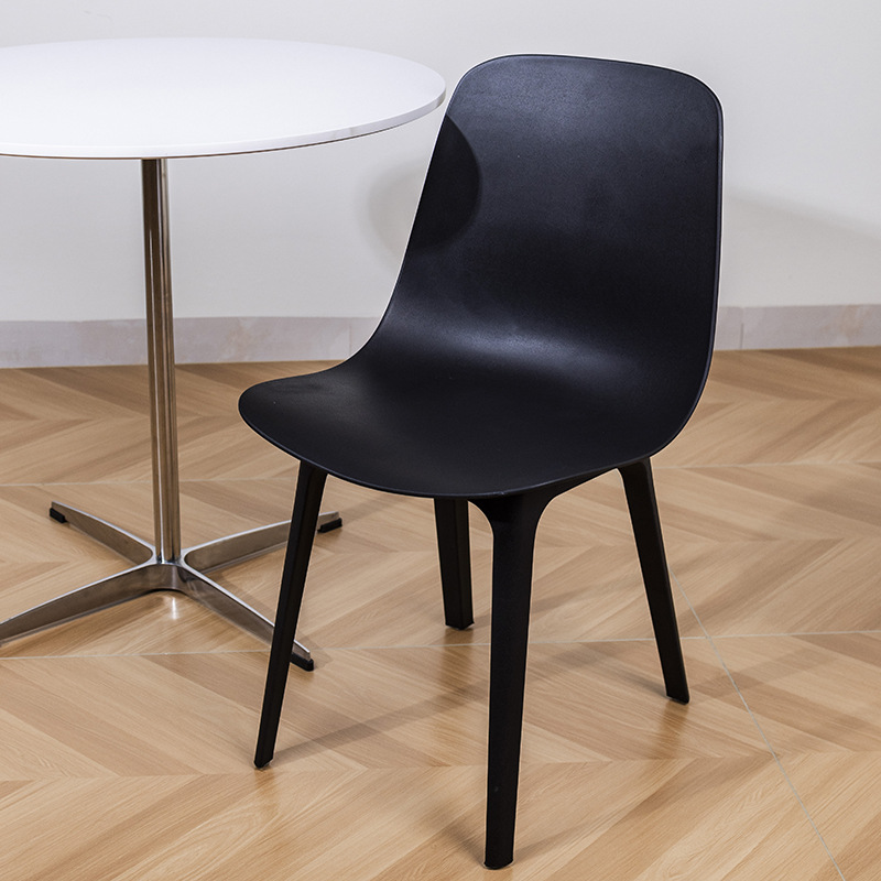 Foshan fábrica nórdica Silla de comedor simple Eames silla de plástico moda cafetería leche tienda de té Silla de ocio al por mayor