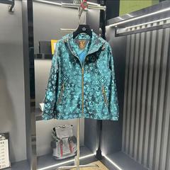 2025年の春の新型ファッションカジュアルで贅沢な男性のプリントと帽子のカジュアルな高級な個性のジャケット
