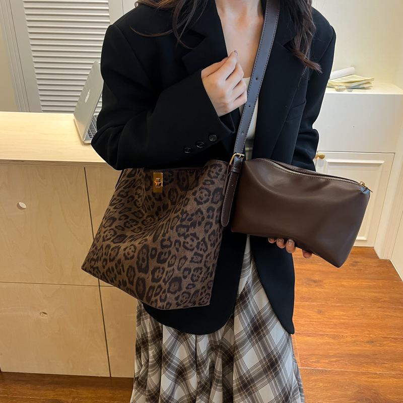Autumn/Winter Bucket Bag Retro Suede Large Capacity Tote Bag For Women 2026 New Arrival Versatile Shoulder Crossbody Bag Set - Thumbnail 2