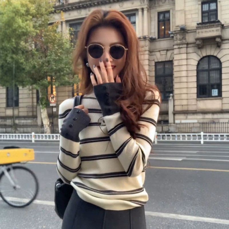 Korean-style chic striped half-turtleneck knit base layer for women, slim-fit and flattering for autumn and winter, a unique and understated top Korean-style chic striped half-turtleneck knit base layer for women, slim-fit and flattering for autumn and winter, a unique and understated top