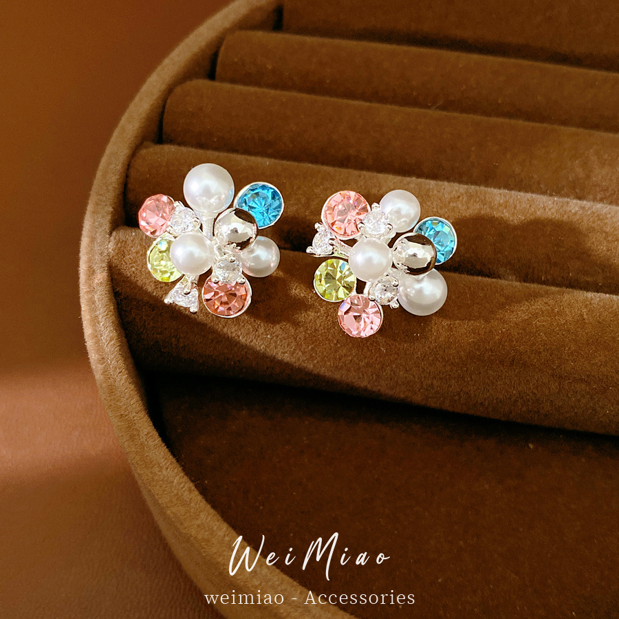 Agujas de plata con diamantes de zircón floral perla perlas pendientes de color pequeño temperamento fresco pendientes ligeros de lujo alta sensación auriculares al por mayor