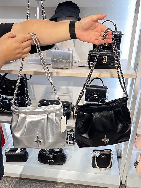 Borsa a tracolla grande capacità piegata argento Sanfu Wandering da donna 2023 Sweet and Spicy Street Light Y2K_voghion.com