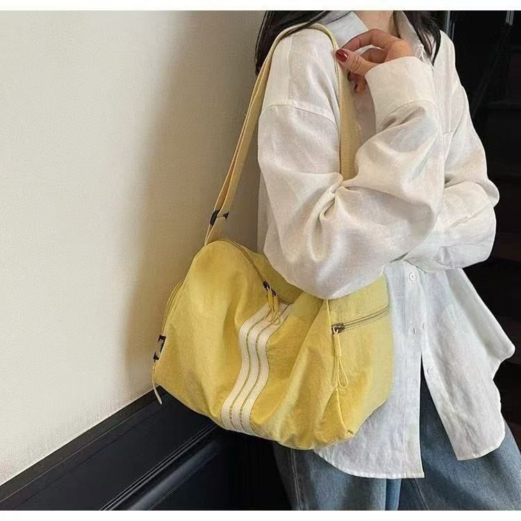 春夏男女同款轻便防水大容量休闲背包斜跨包运动包健身吐司枕头包