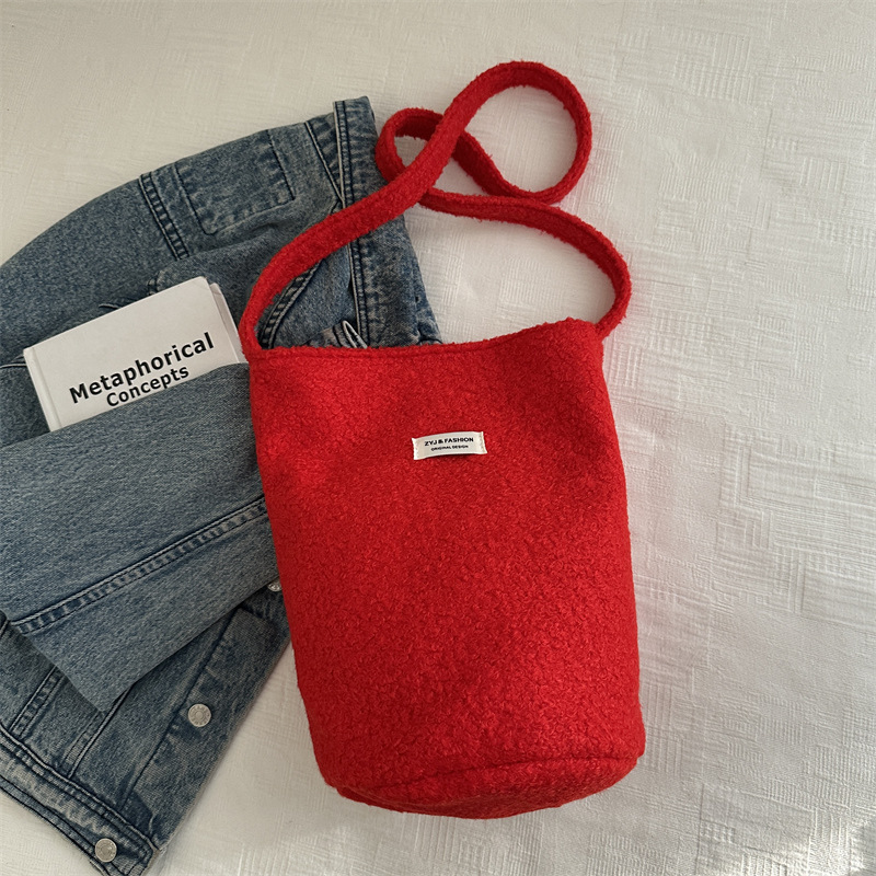 Invierno de gran capacidad lana mochila de hombro 2024 este año popular retro bolsas casuales bolsas casuales bolsas casuales bolsas de cubo para mujeres