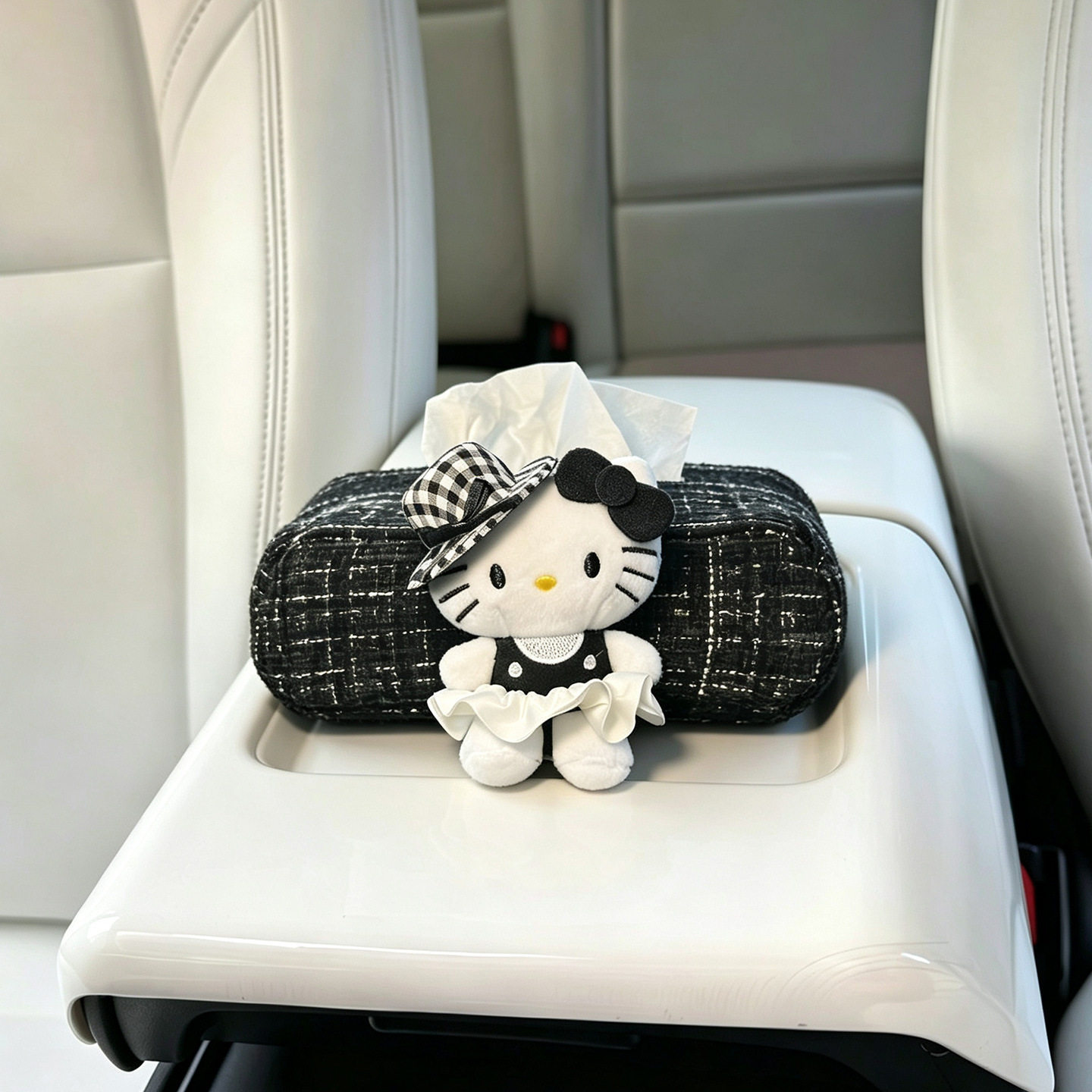 Chanel-Style Car Tissue Box with a High-End Feel, Creative Design for the Dashboard, Practical Hanging Type for Women, Armrest Box, Car Pull-Out Type