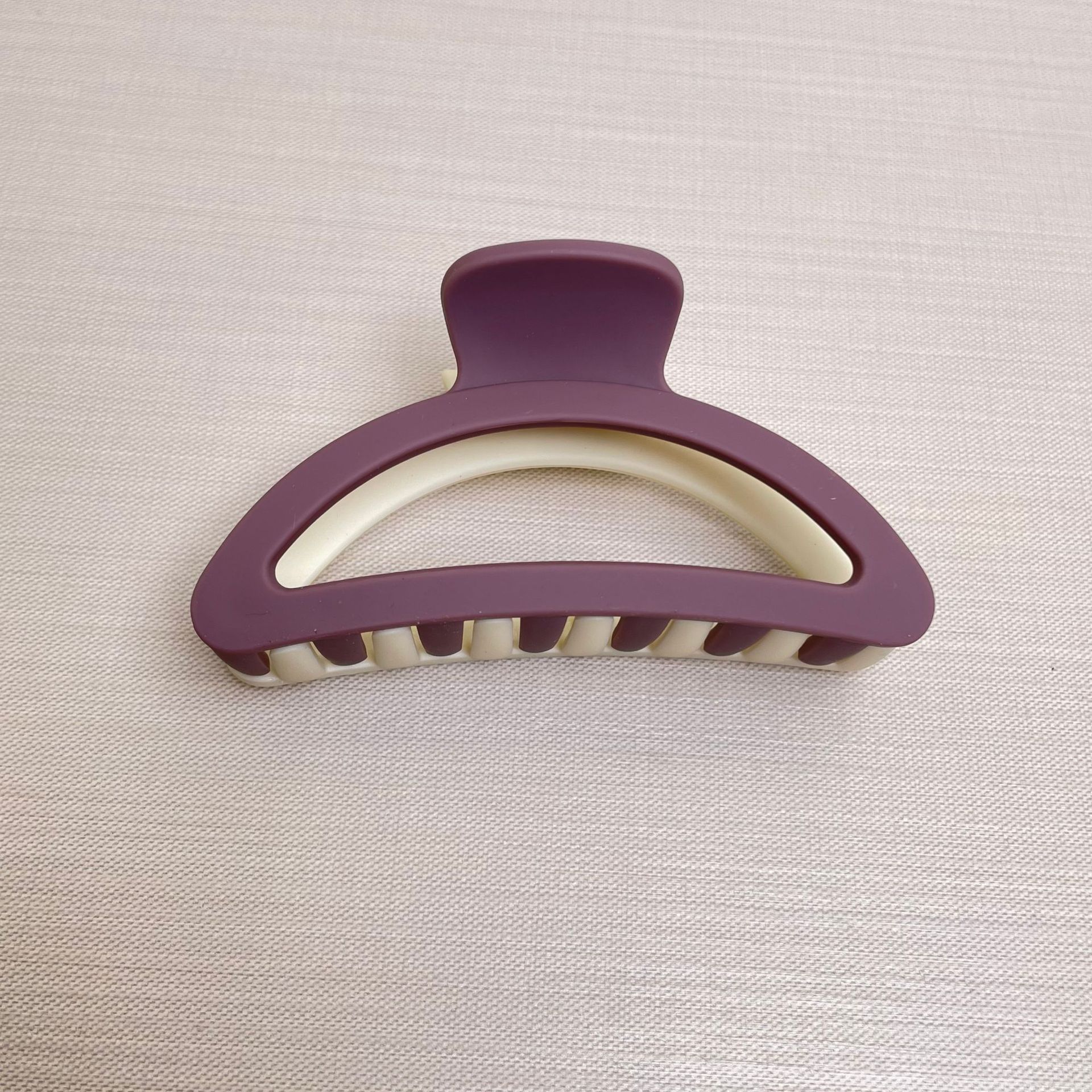 Oufeile superficie de dos colores AB textura esmerilada agarre cuchara trasera femenina alta Cola de Caballo tiburón clip accesorios para el cabello horquilla al por mayor