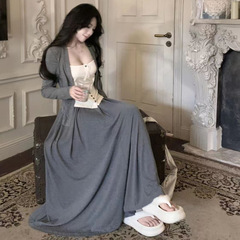 たるみ感のある早秋には、女性の偽の2つのデザイン感のあるカーディガンの上着の垂直感のある半身のロングスカートのセットを着ています。