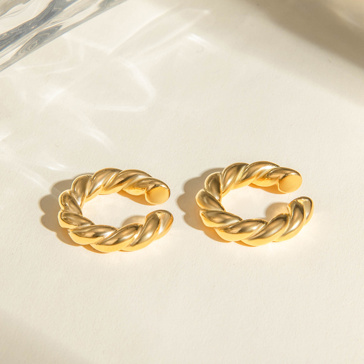 Europa y los Estados Unidos transfronterizos en el viento simple versátil de acero inoxidable de oro de 18 quilates en forma de cuerda de cáñamo redonda auriculares joyas para orejas mujeres