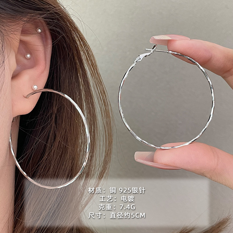 2025 nuevo estilo verano de moda anillo plateado círculo negro círculo fino temperamento europeo y americano aretes dorados de todo fósforo