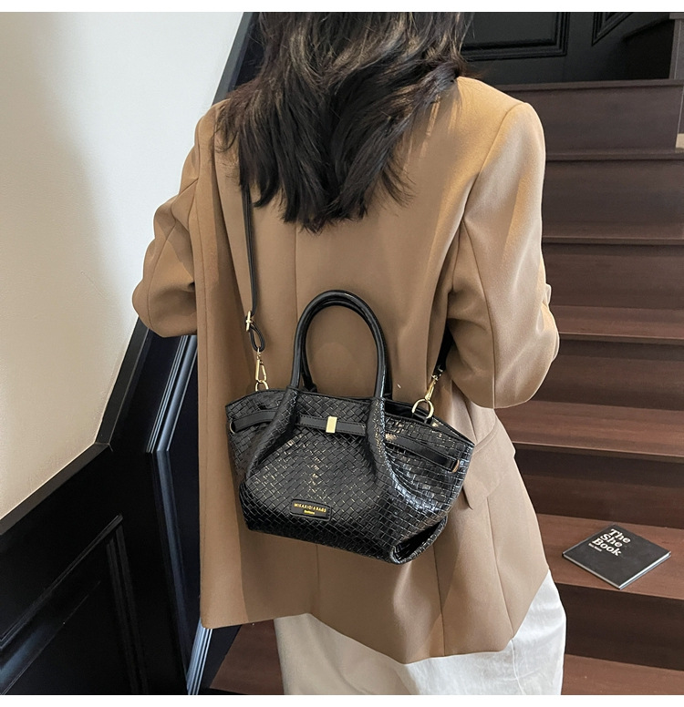Simple crossbody bag 2025, single-shoulder bucket bag, Spring new style for work, Korean style bag, embossed commuting fashion bag for women undefined