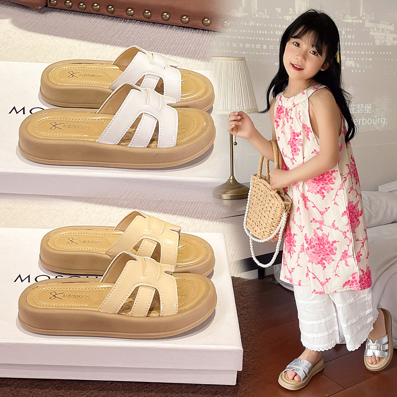 Sandalias y pantuflas plateadas para niñas, verano, 2025, nueva moda, zapatos casuales de playa para niñas, zapatillas de una palabra para niños