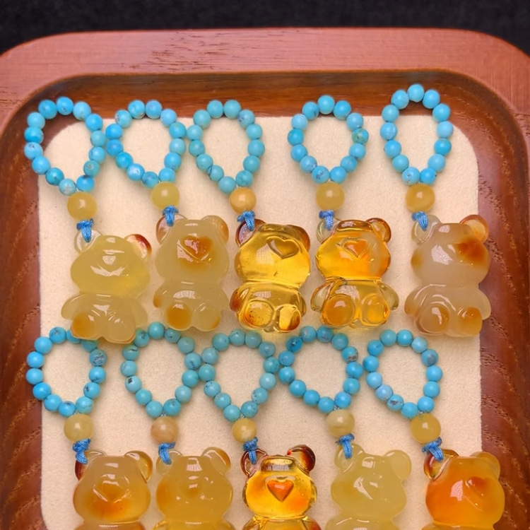 Beeswax Wholesale natural Russian beeswax violent bear small drip running ring wax full chicken oil yellow carved pendant