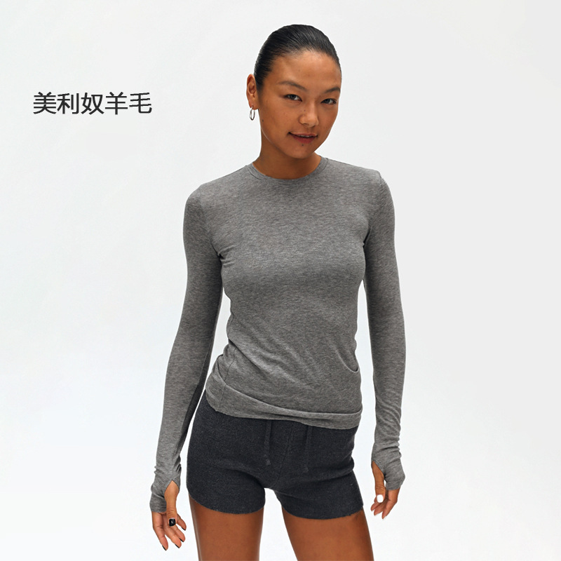 Woolen base body-friendly keep warm sweater with a round collar
