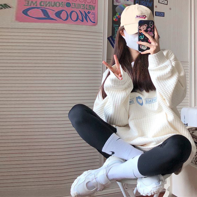 Polo de otoño 2026 con diseño de gofre y cuello vuelto, sudadera oversize bordada para mujer, top para parejas.