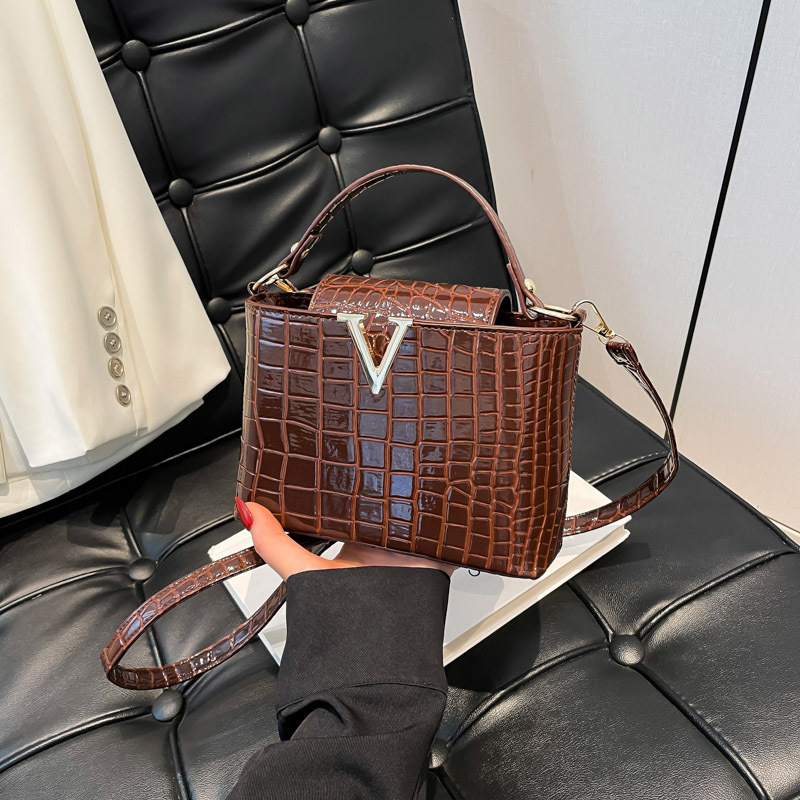 2025 New Crocodile Pattern Fashionable Women's Handbag Versatile Cross-Body Bag Small Square Bag High-End Shoulder Bucket Bag