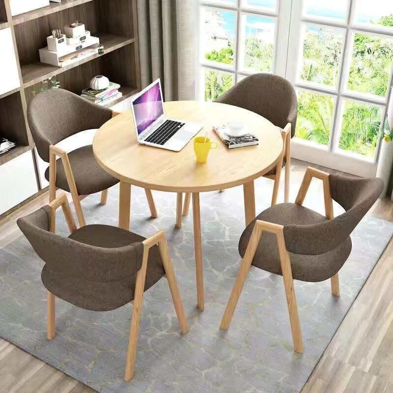 밝은 나무 색상의 테이블 상판 + 밝은 회색의 의자