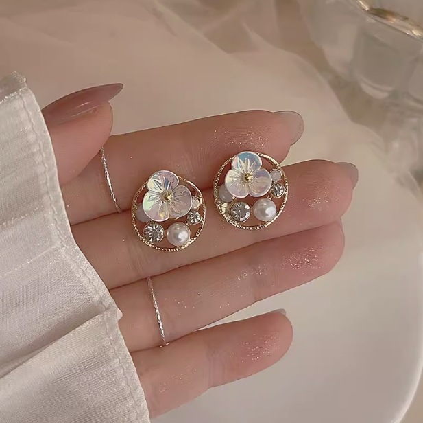 Mosquito bobina clip de oreja sin oreja de alto grado de luz pendientes de perlas de lujo pendientes retro de las mujeres pendientes de metal elegante