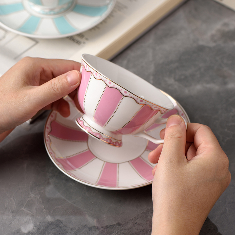 Taza y platillo de café de porcelana china a juego Taza de té de la tarde Taza de cerámica de estilo nórdico Taza de té negro simple Juego de caja de regalo