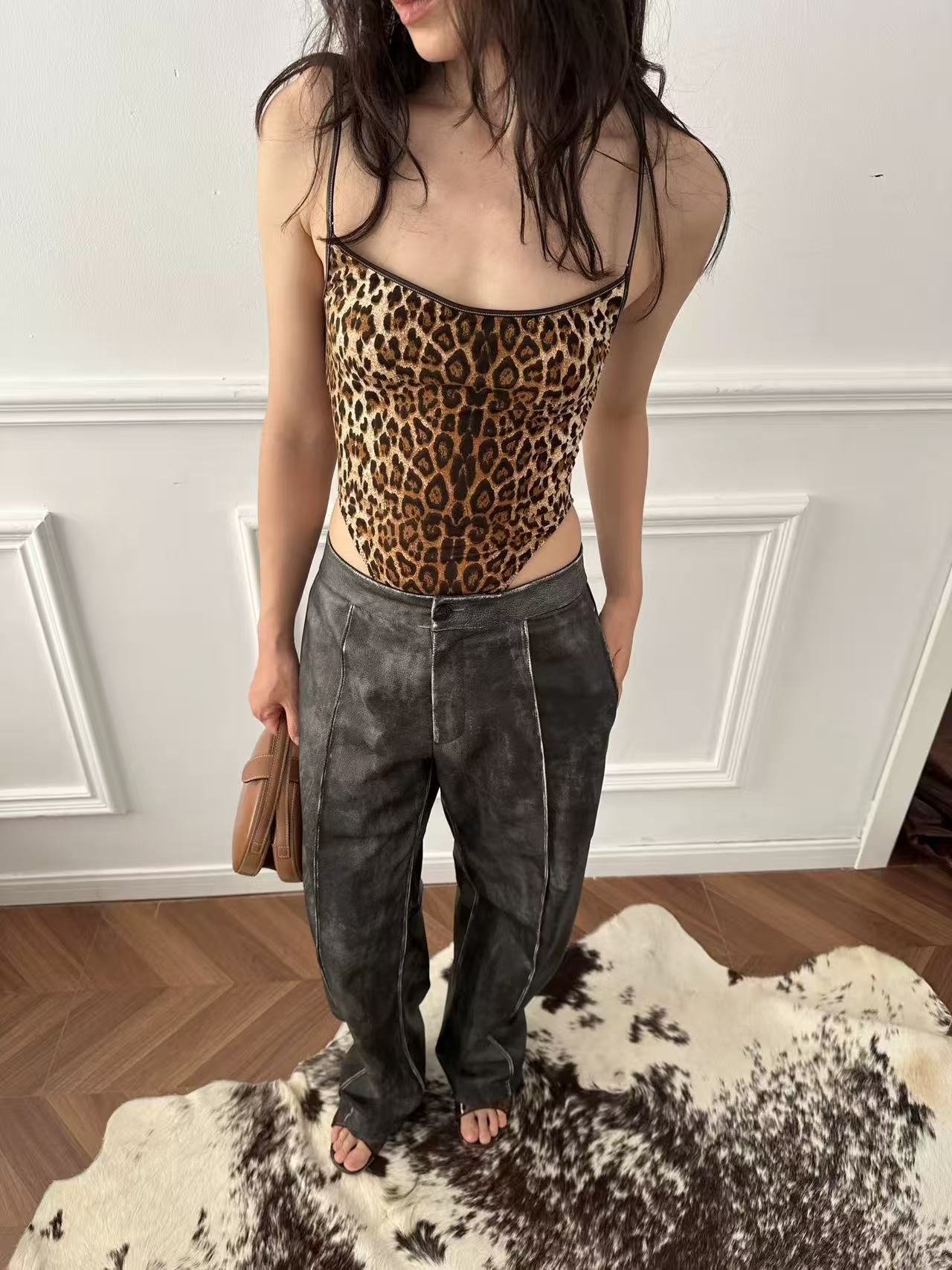 Hot Girl diseño de impresión de leopardo bajo pecho delgado en forma de cuerpo camiseta de fondo de caída sexy y delgada camiseta de cuerpo pequeño