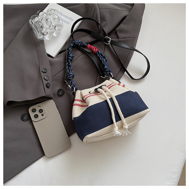 This year, the popular niche design bags are the 2025 new women's versatile canvas crossbody bag and the color-blocking hand-held bucket bag undefined