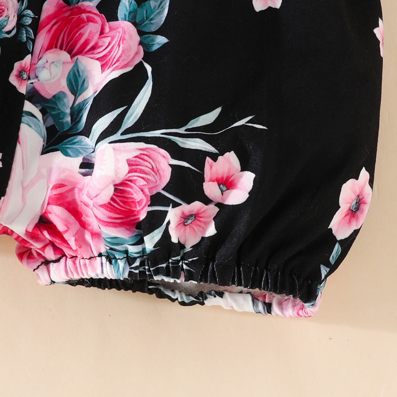 Pantaloncini a triangolo con scollo a cuore a maniche corte Set Pantaloni carini con fiori per bambina con lettera estiva per bambina_voghion.com