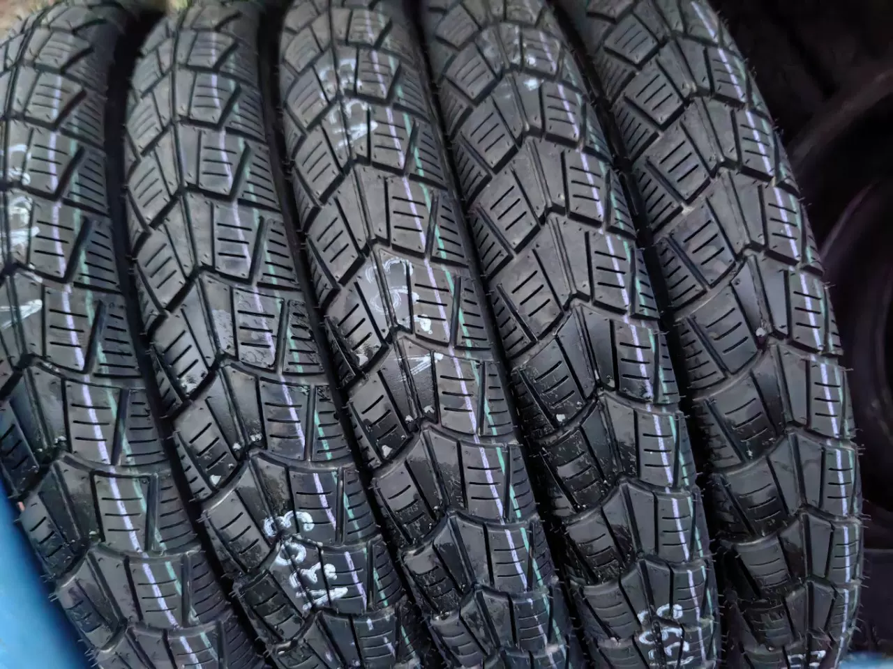 厂家直销2.50/2.75/3.00-17/18一摩托车真空胎越野外胎道路驰后胎