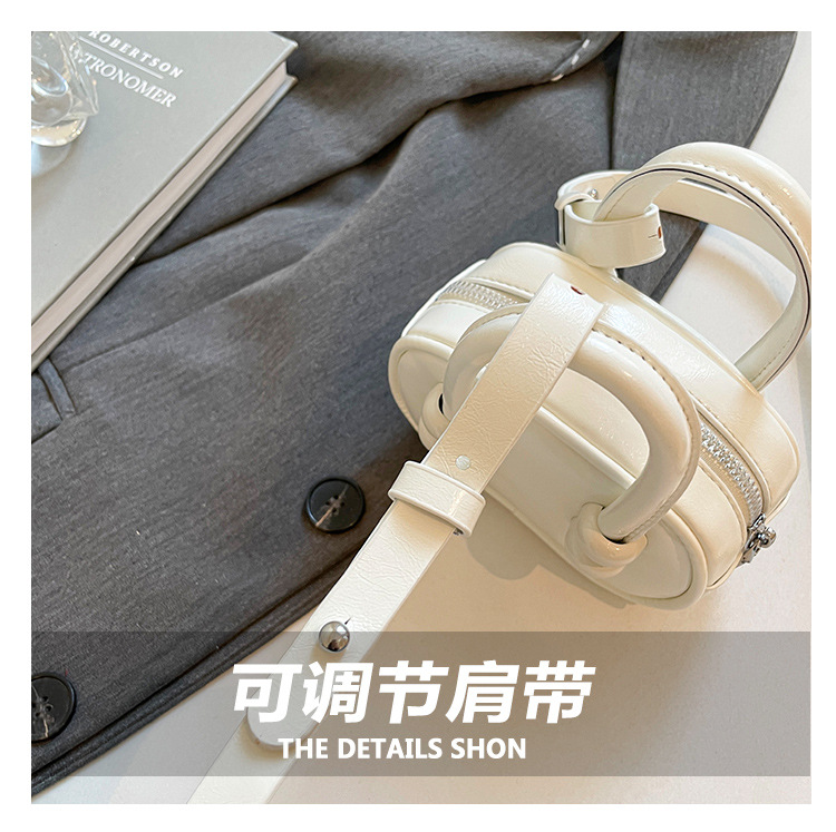 2025 New European and American retro handbag, mini pillow bag for women, fashionable crossbody bag, summer lipstick bag for women Application Scenario