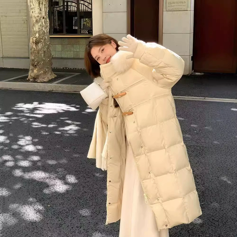 Женская зимняя куртка средней длины 2025 года, новая модная, с капюшоном, утепленная, с большим меховым воротником, на белом утином пуху, теплая